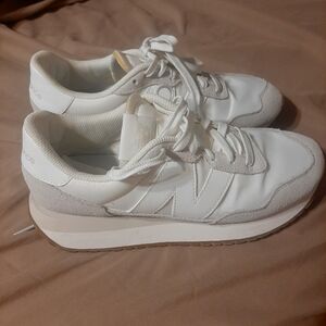 WHITE NEW BALANCE SHOES